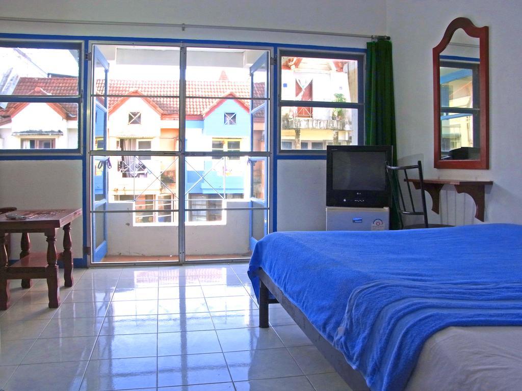 Niku Guesthouse Patong Екстериор снимка