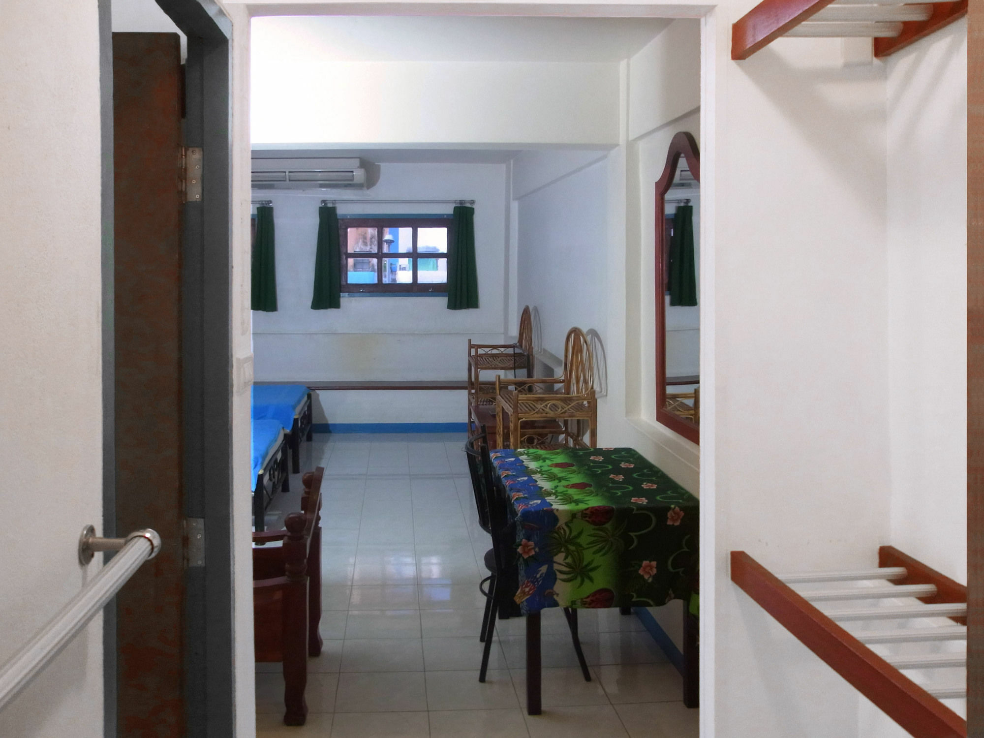 Niku Guesthouse Patong Екстериор снимка
