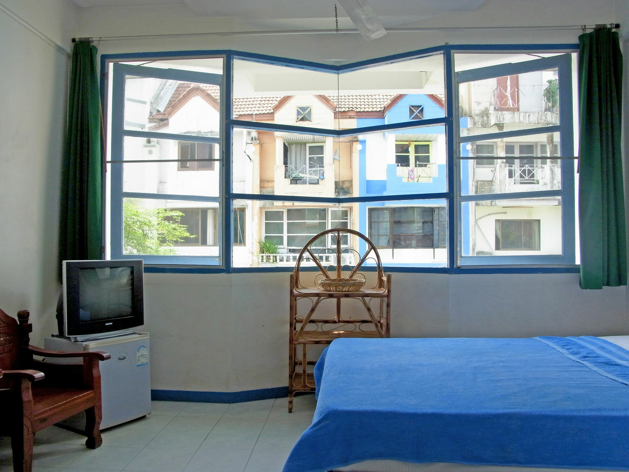Niku Guesthouse Patong Екстериор снимка